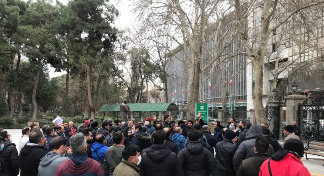 تجمع تعدادی از کارکنان شهرداری مقابل ساختمان شورای اسلامی شهر+ تصاویر